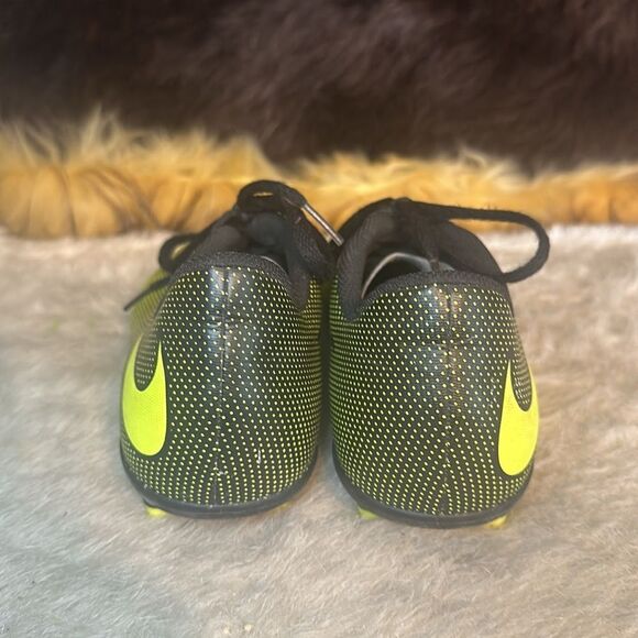 Nike Soccer Cleats 5 (7001) - Picture 4 of 7